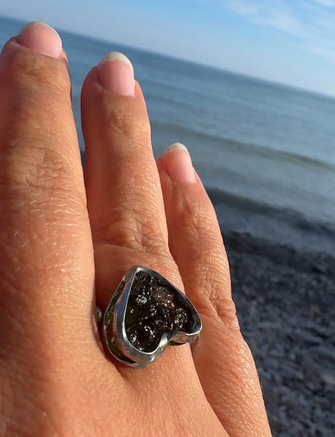 Moldavite Heart Ring, Nesměň, 0.94g