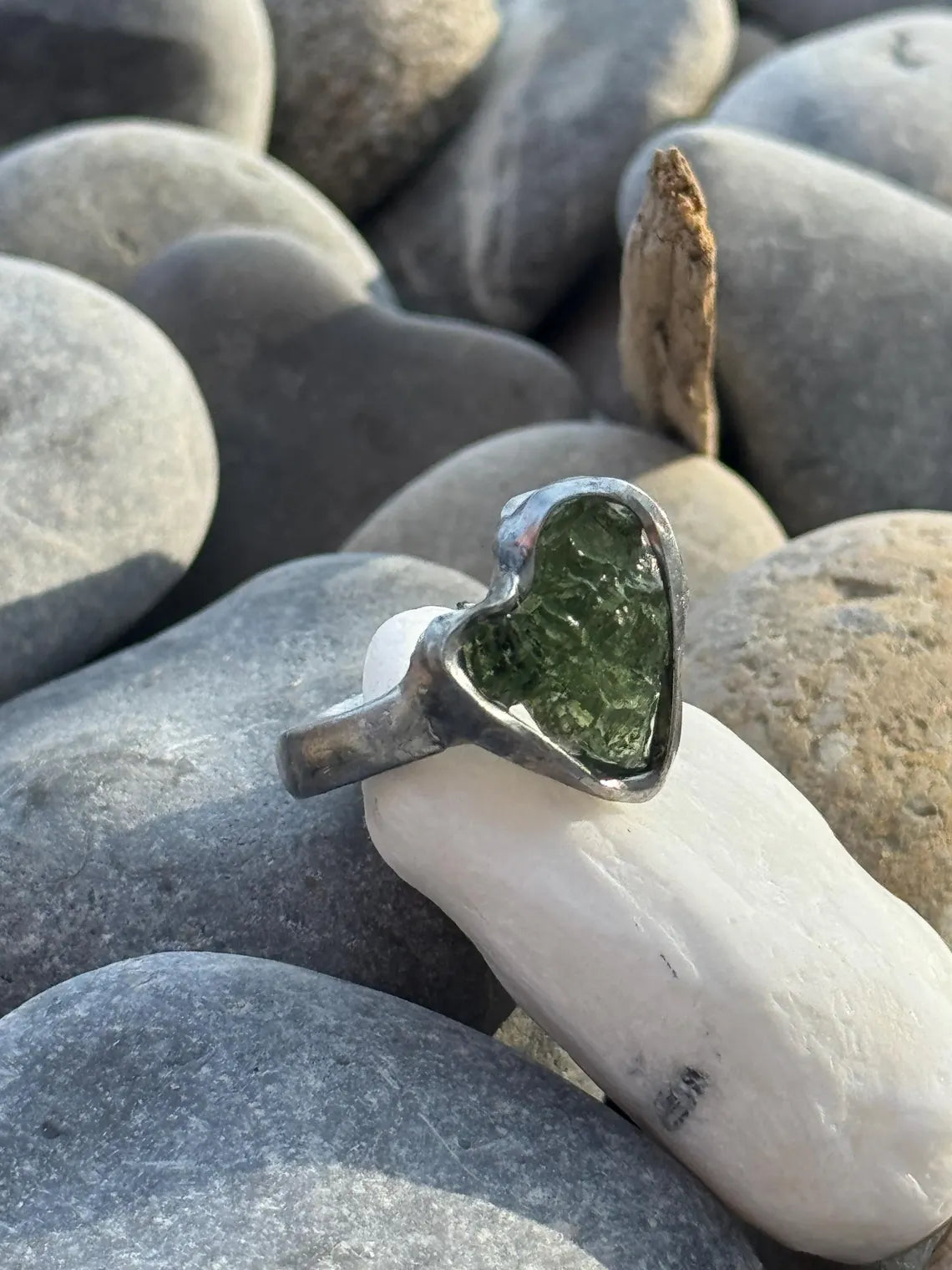 Moldavite Heart Ring, Nesměň, 0.94g