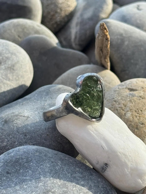 Moldavite Heart Ring, Nesměň, 0.94g