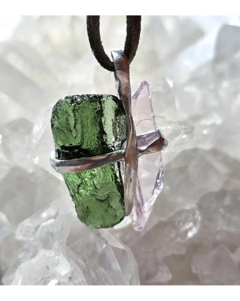 Pendant with 3.49g apple green moldavite from Ločenice and pale pink kunzite held by crossing metal bands.