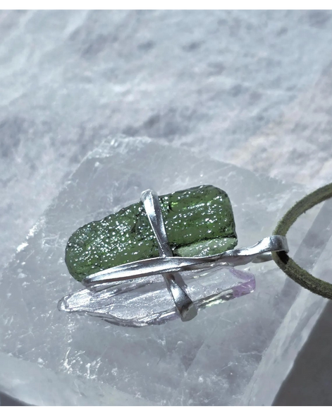 Pendant with 3.49g apple green moldavite from Ločenice and pale pink kunzite held by crossing metal bands.