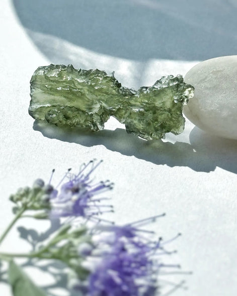 Natural green Ježkovna moldavite from Besednice, 3.9g, with a sculpted surface