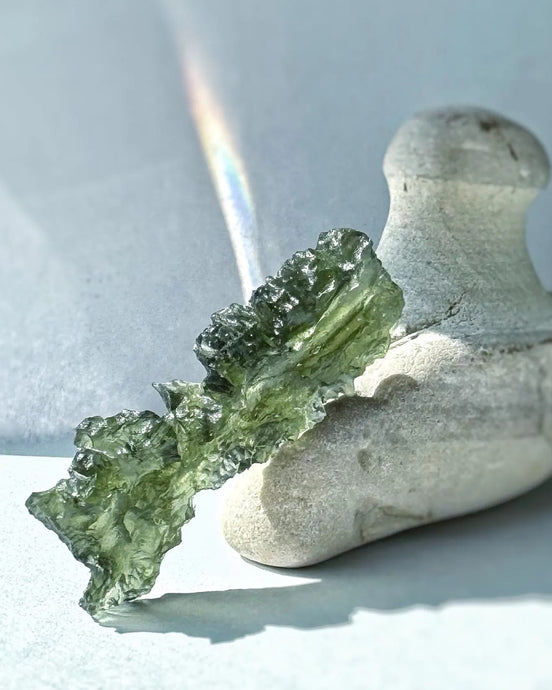 Natural green Ježkovna moldavite from Besednice, 3.9g, with a sculpted surface